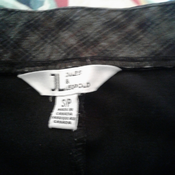 Jules and Leopold pull on pants. - Picture 3 of 5